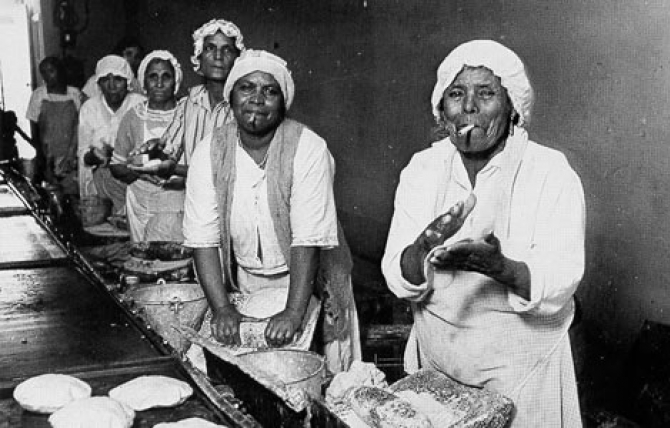 Mexican cooks in the tortilla factory, “El Sol del Mayo,” 110 N. Spring Street.