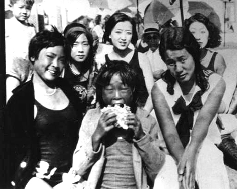 Group of Korean Americans at the beach. Helen Hong is at top, third from left. C1925