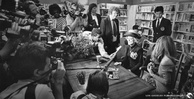 Bette Davis signs books for fans at a Hollywood book store,1988.
