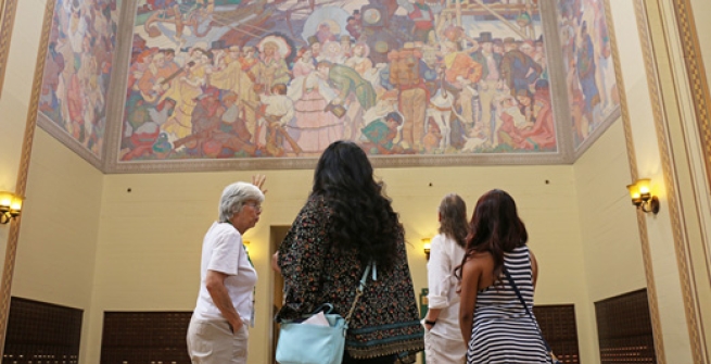 tour group looking at the library's rotunda