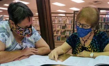 Learner Jamie Ferguson works with her tutor Catalina Gancz