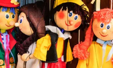 4 marionettes