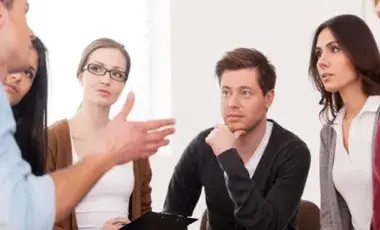 Varios men and women in discussion