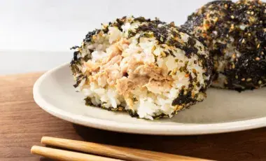Korean rice ball with seed and filling