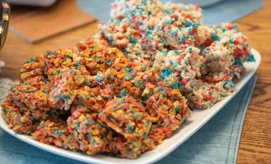 a color photo of rice krispy treats, Image by Larry White from Pixabay