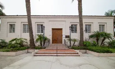 exterior of Angeles Mesa Branch Library