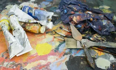 A color phot of used paint tubes and paint brushes, Image by Bilge Can Gürer from Pixabay