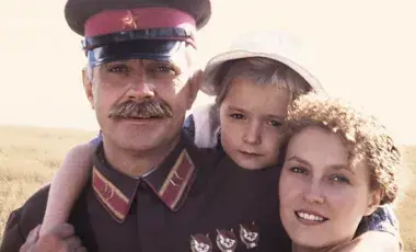 The three protagonist of the movie, the father, the wife and their daughter