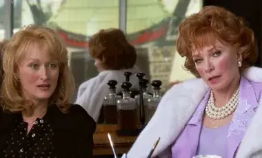 In the picture are the protagonists Meryl Streep and Shirley Maclaine