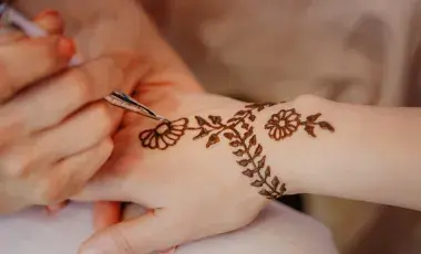 Henna tattooing in progress