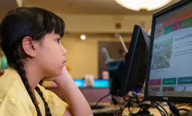 Child using a computer 