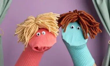 A pair of sock puppets take the stage!