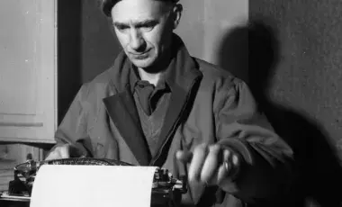 Picture of Ernie Pyle at a typewriter