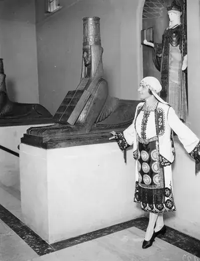 A woman poses with Civilization and one of the sphinxes, 1930.