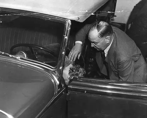 Captain Bert Wallis of the police homicide squad makes a check of the position of Thelma Todd