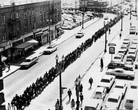 long line of people paying tribute to MLK