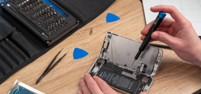 iFixit repair of an iPhone 