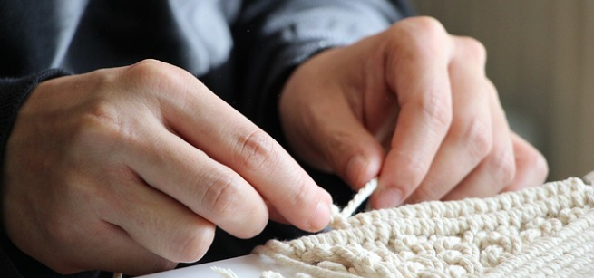 Hands knotting macrame, image by Benjamin Francois from Pixabay
