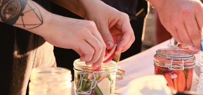 Assemble a jar of pickles