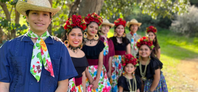 folklorica dancers in costume