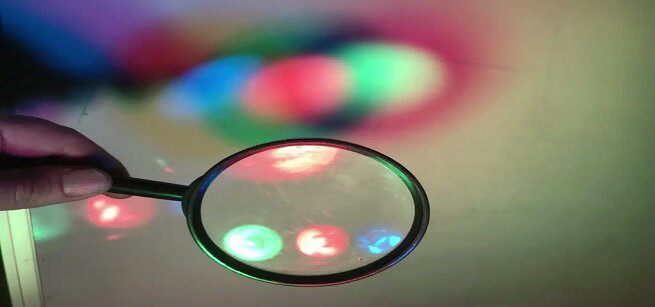 A magnifying glass with different colored lights.