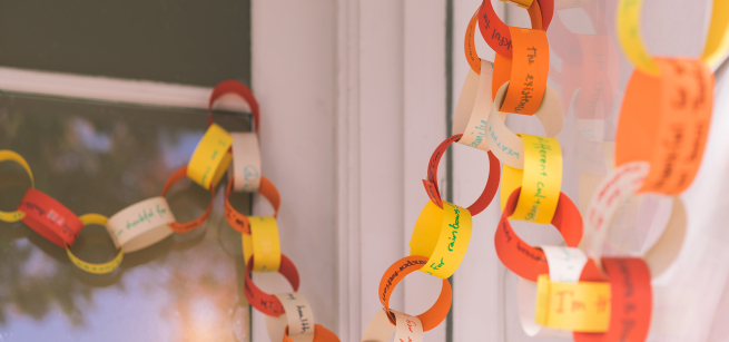 Fall-colored paper chain with gratitude messages