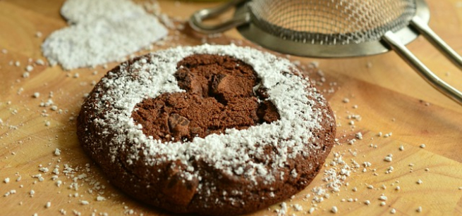 picture of a chocolate cookie with a heart, image by congerdesign from pixabay