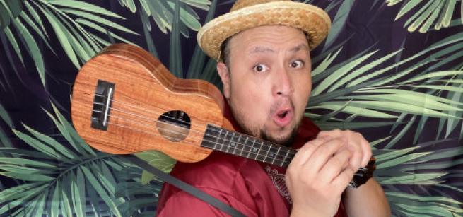 josue cuentacuentos holding a ukelee