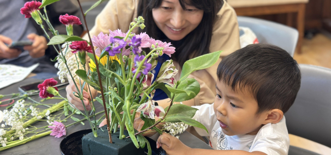 A mother and child enjoy an Ikebana flower arrangement program at the Little Tokyo Branch Library