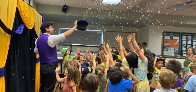 arty loon performing for kids