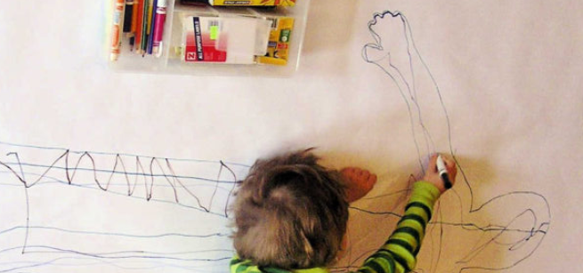 toddler coloring in body outline