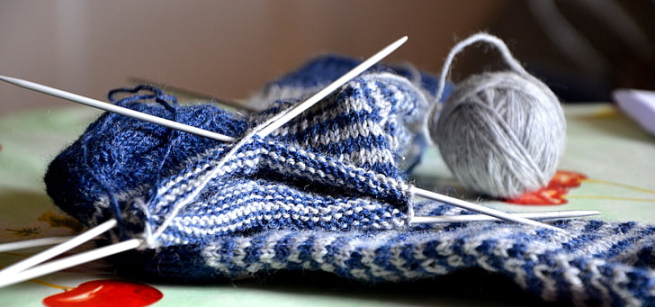 Knitting needles and yarn 