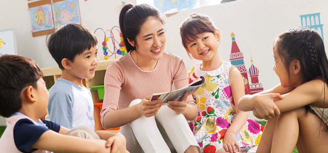 Volunteer reading to a group of kids. 