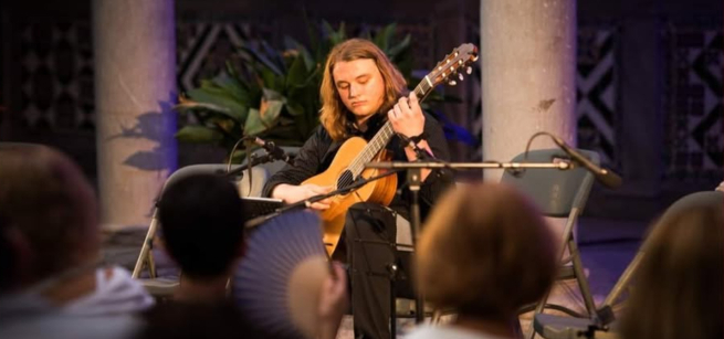 Misha Kreinbring on the guitar