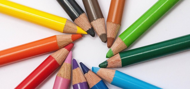 Colored pencils in a circle, Image by Stefan Schweihofer from Pixabay