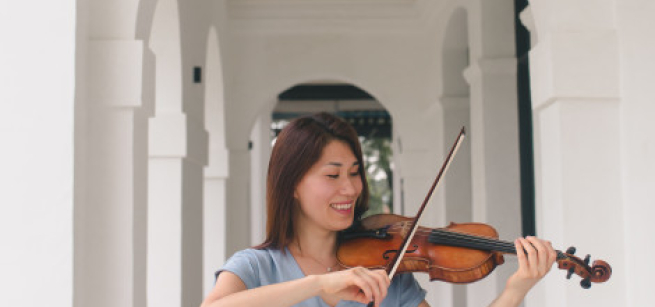 girl playing violin