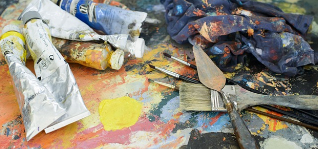 A color phot of used paint tubes and paint brushes, Image by Bilge Can Gürer from Pixabay
