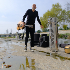 Performer Joshua Payne, known as JP Orchestra, gets sets for a pop-up concert in the riverbed in Frogtown. (2008, Joshua Payne/LA River X Collection)