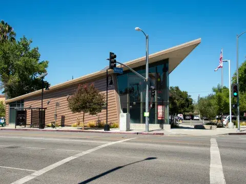 Exterior of Encino-Tarzana Branch Library