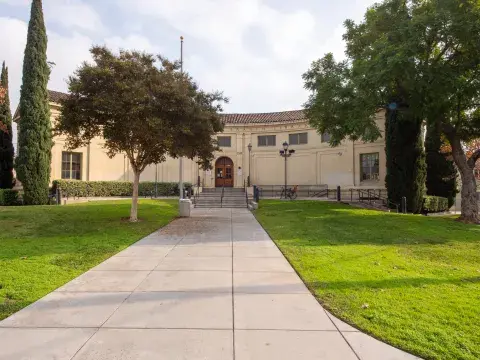 Exterior of Lincoln Heights Branch Library