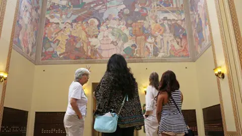 tour group looking at the library's rotunda