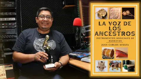 Juan Carlos Miguel y su premio, El Micrófono de Oro, otorgado por COFECA 