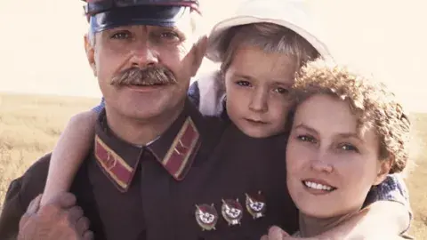 The three protagonist of the movie, the father, the wife and their daughter
