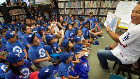 Dodgers manager, Dave Roberts, reading to children