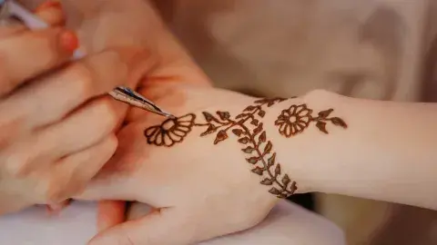 Henna tattooing in progress