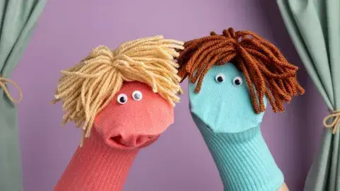 A pair of sock puppets take the stage!
